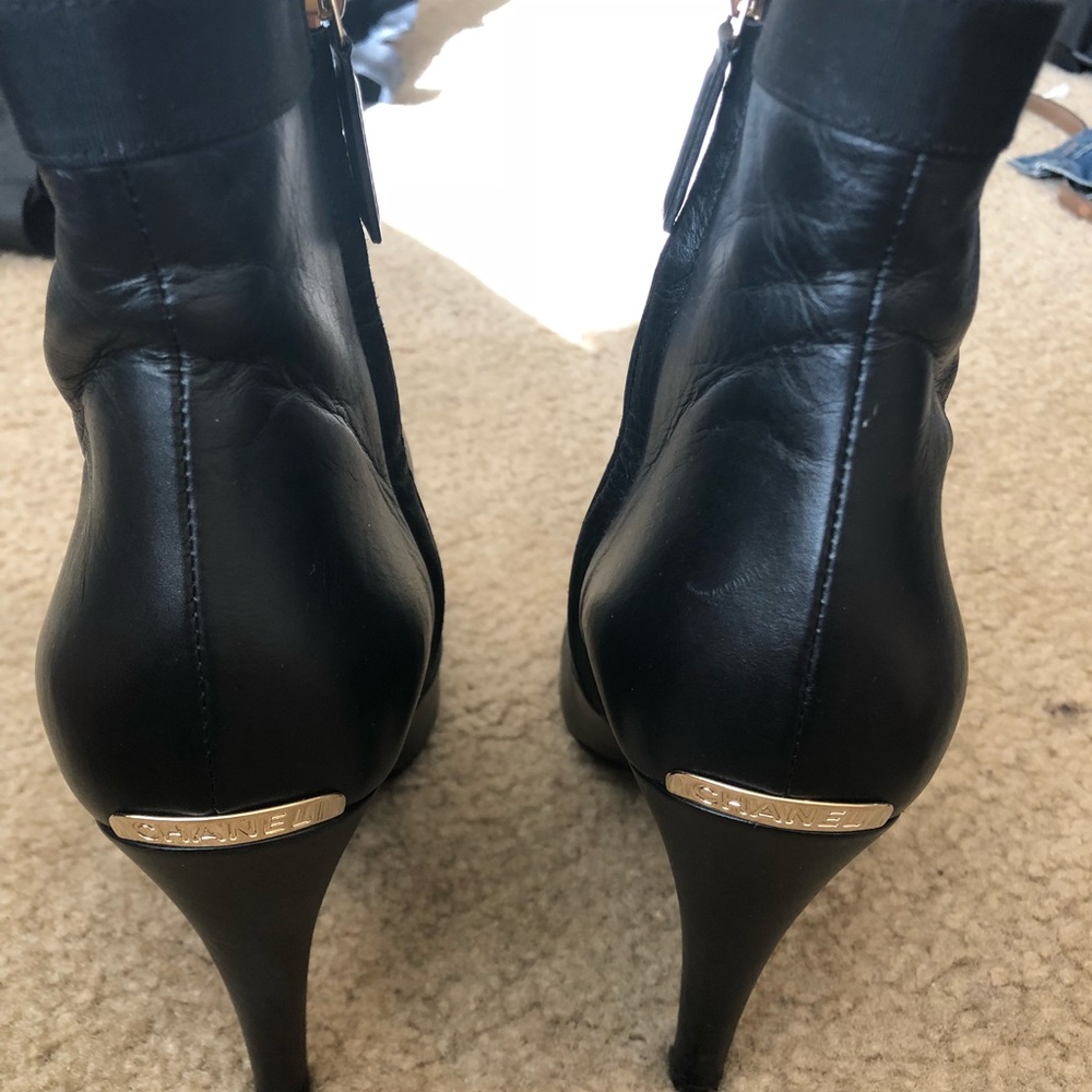 Chanel short boots
Black cap toe logo boot
Us 6 - Picture 2 of 6